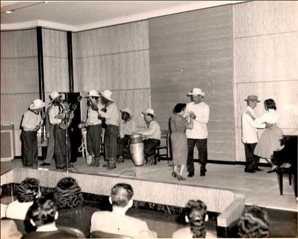 Foto de Grupo folklórico Sucu–Sucu de Isla de Pinos, presentación en la Biblioteca Nacional, 20 de febrero de 1960. Colección BNJM, Fondos BNCJM.  